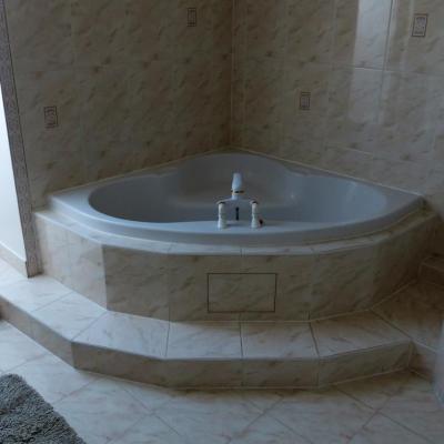 Salle de bain avec baignoire et douche