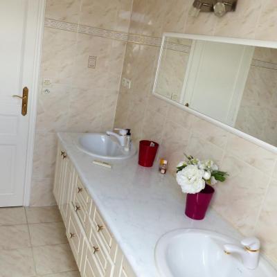 Salle de bain avec baignoire et douche