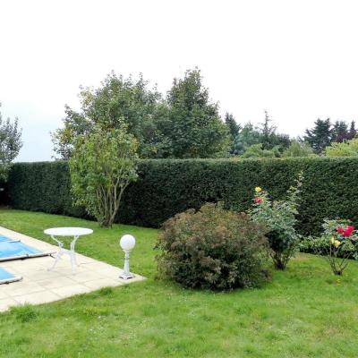 Jardin et piscine avec bâche sécurisée