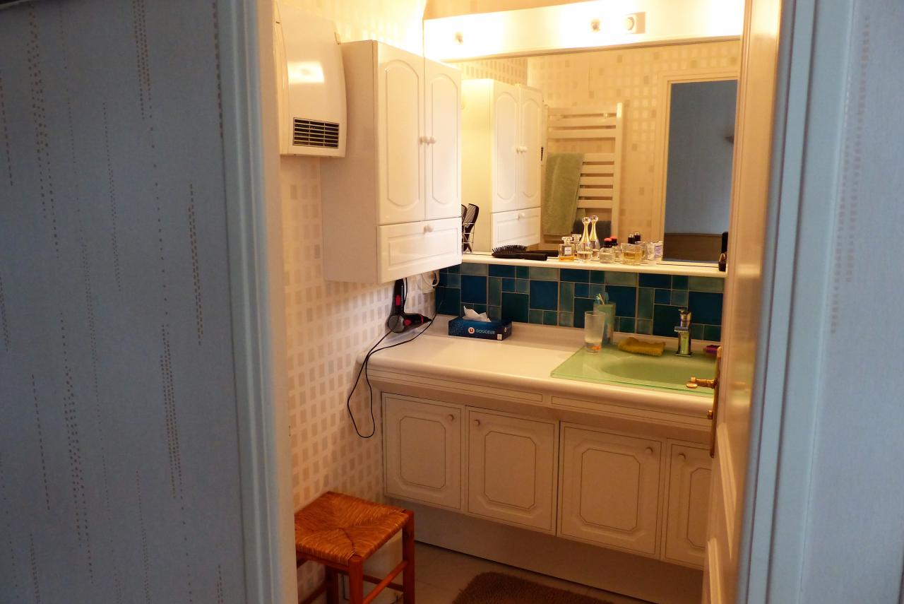 Salle d'eau avec douche